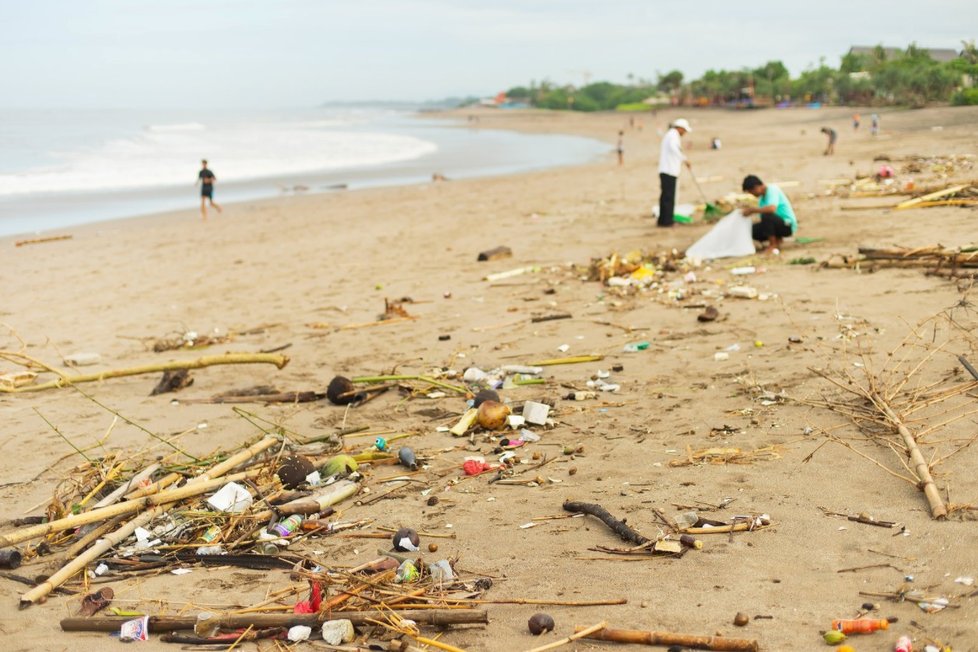 Znečištěné pláže na Bali.