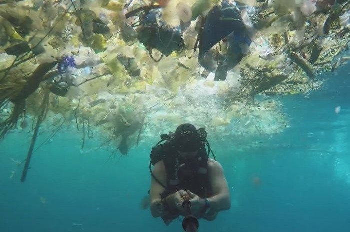 Moře kolem ostrova Bali je plné odpadků.