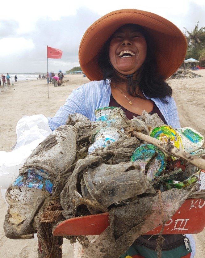 Znečištěné pláže na Bali. Dobrovolníci z nich denně odklidí stovky tun odpadků.