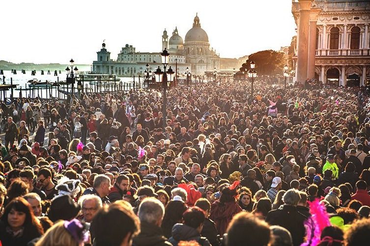 Ročně navštíví Benátky miliony turistů.