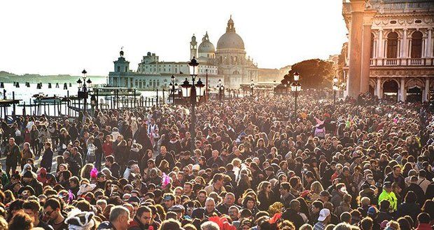 Evropským městům nevoní davy turistů: Zavádí nové poplatky, omezují přístup