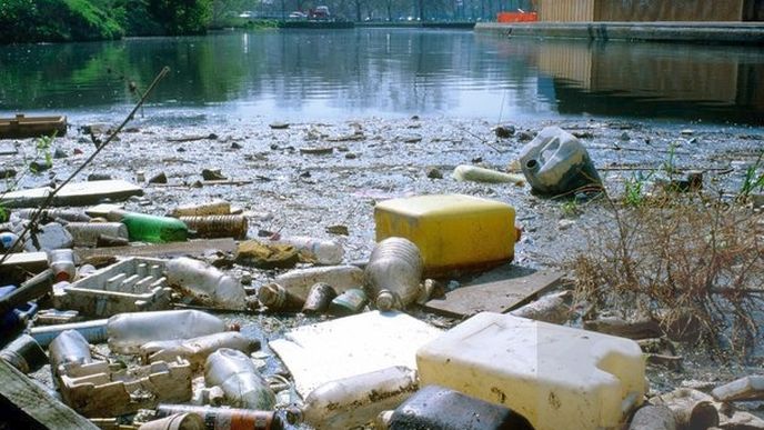 Plastový odpad na řece Lee ve Spojeném království