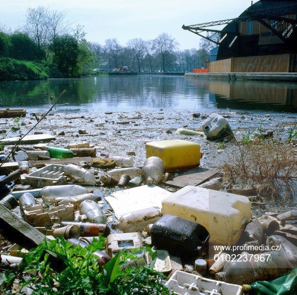 „Bude-li možné vybrat si mezi dvěma lahvemi - jednou vyrobenou z recyklovaného plastu a druhou z nerecyklovaného - pak bude ta první levnější,“ řekla státní tajemnice pro ekologii Brune Poirsonová.