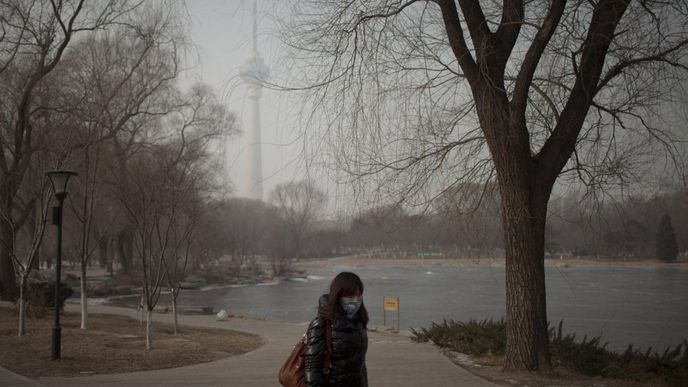 Některé obyvatele Pekingu už dříve donutila smogová situace  k přechodnému opuštění města.  (Foto ČTK)