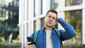 Zrušení poplatků za TV vázne. Stovky zaměstnanců varují před riziky, Babiš obavy mírní Zrušení poplatků za TV vázne. Stovky zaměstnanců varují před riziky, Babiš obavy mírní