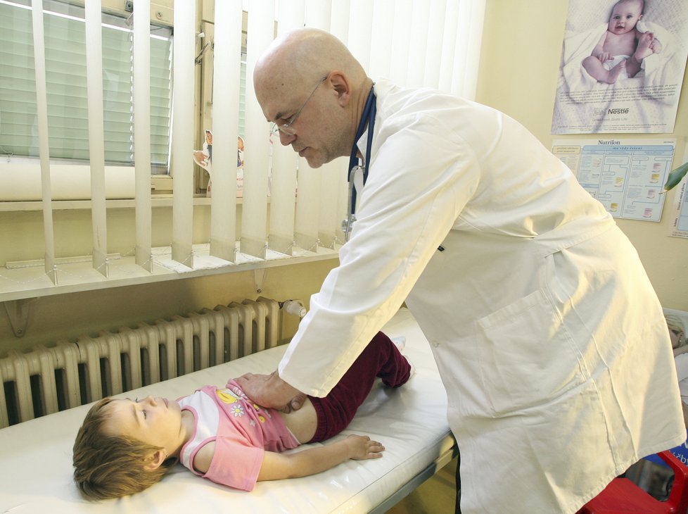 Nedostatek praktických lékařů pro děti a dorost sužuje především rodiče (ilustrační foto).