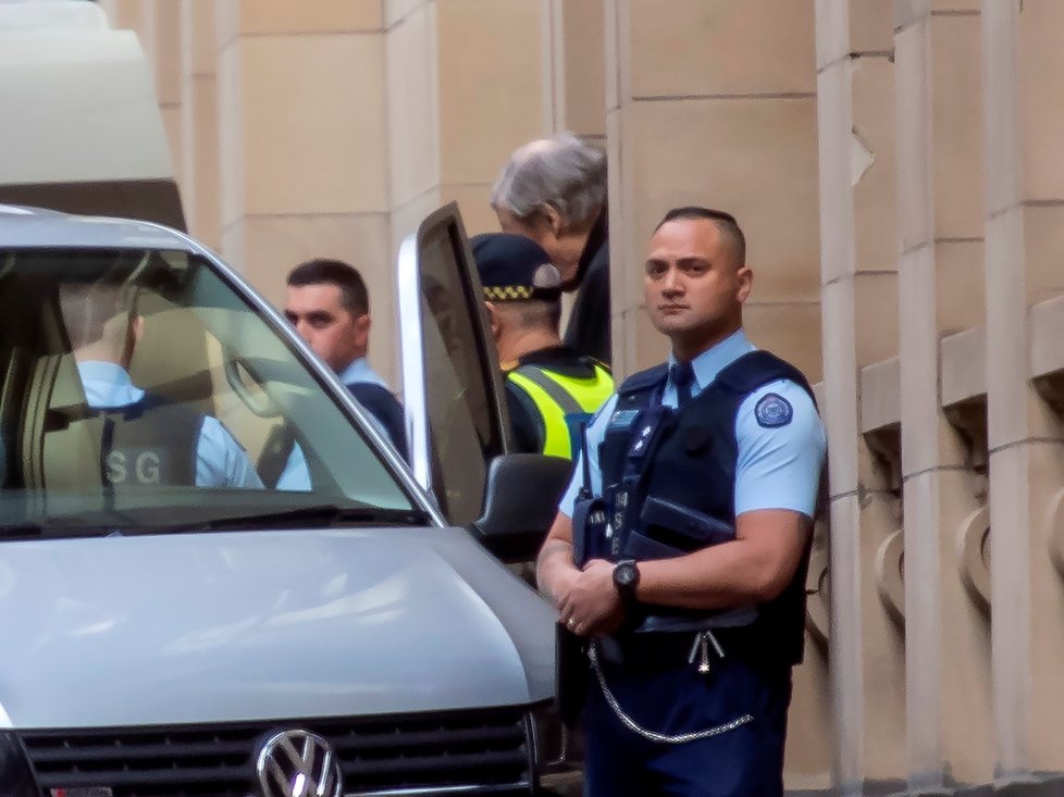 Kardinál George Pell přijíždí k nejvyššímu soudu v Melbourne. (21.8.2019)