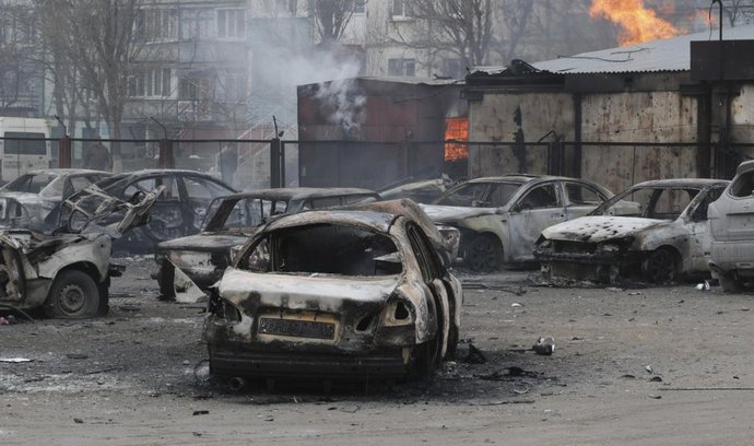 Zničená auta v ukrajinském městě Mariupol