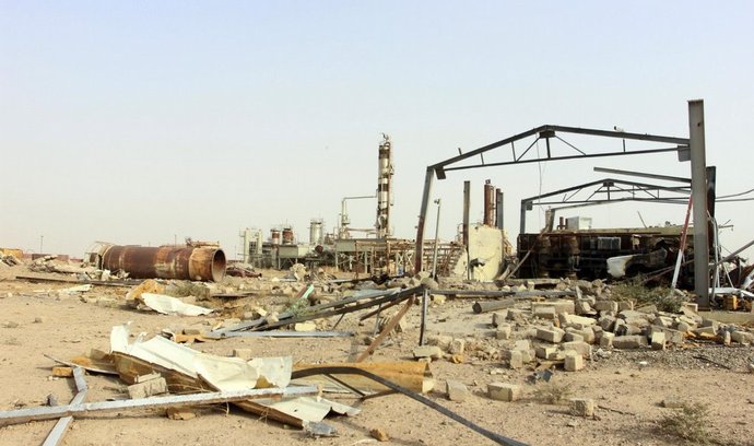 zničená rafinerie Beiji po zásahu osvobozovacího týmu