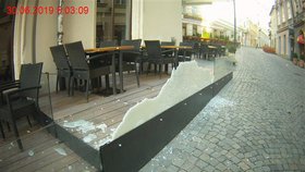 Takhle dopadla v neděli ráno restaurační zahrádka v centru Brna po útoku mladé ničitelky (21).