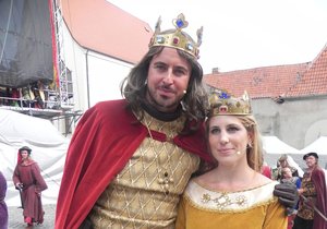 Seriálový herec Miroslav Hrabě se ujal už pošesté role krále Jana Lucemburského, herečka Šárka Charvátová se vtělila do postavy jeho manželky Elišky Přemyslovny.