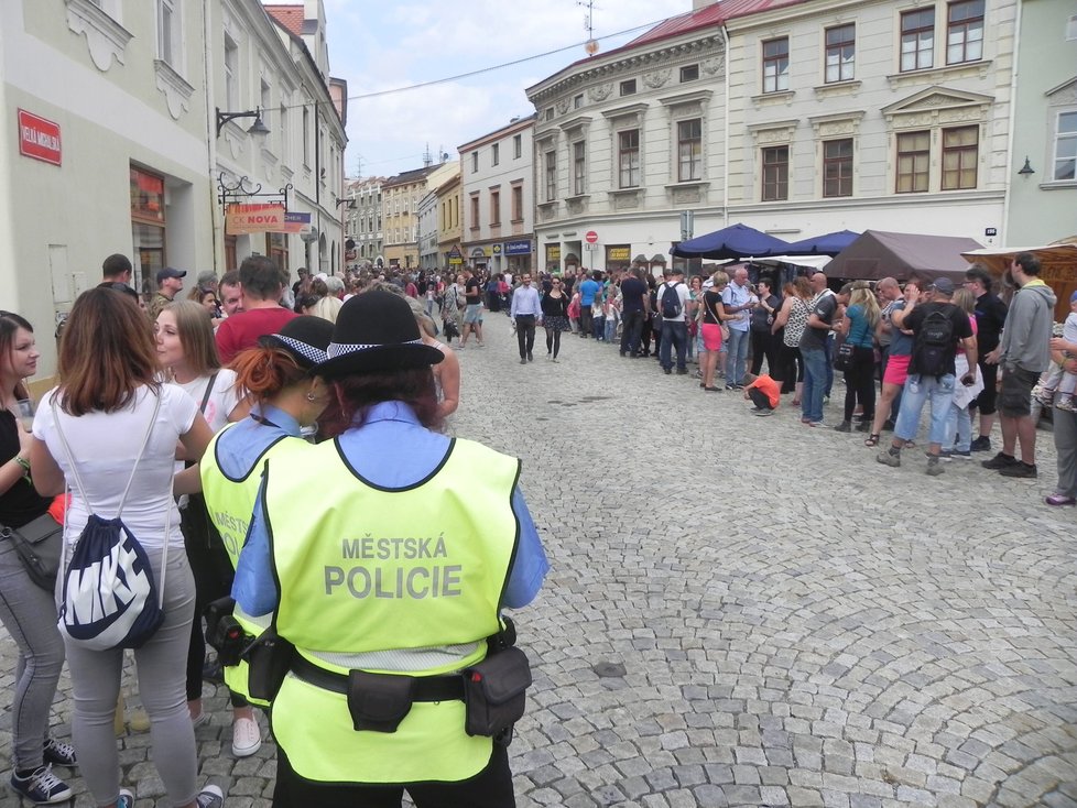 Čekání na královský průvod.