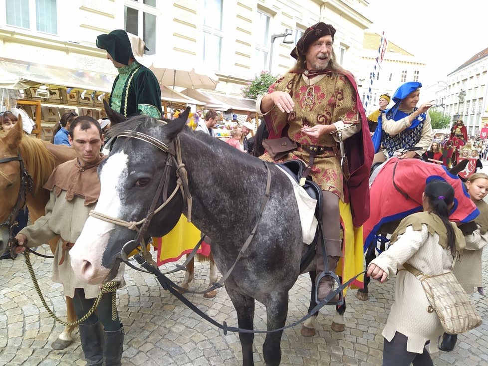 Králova družina  rozhazovala do davu pamětní mince.