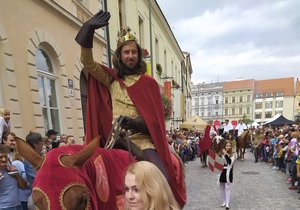 Herec Miroslav Hrabě coby český král Jan Lucemburský projíždí ulicemi Znojma.