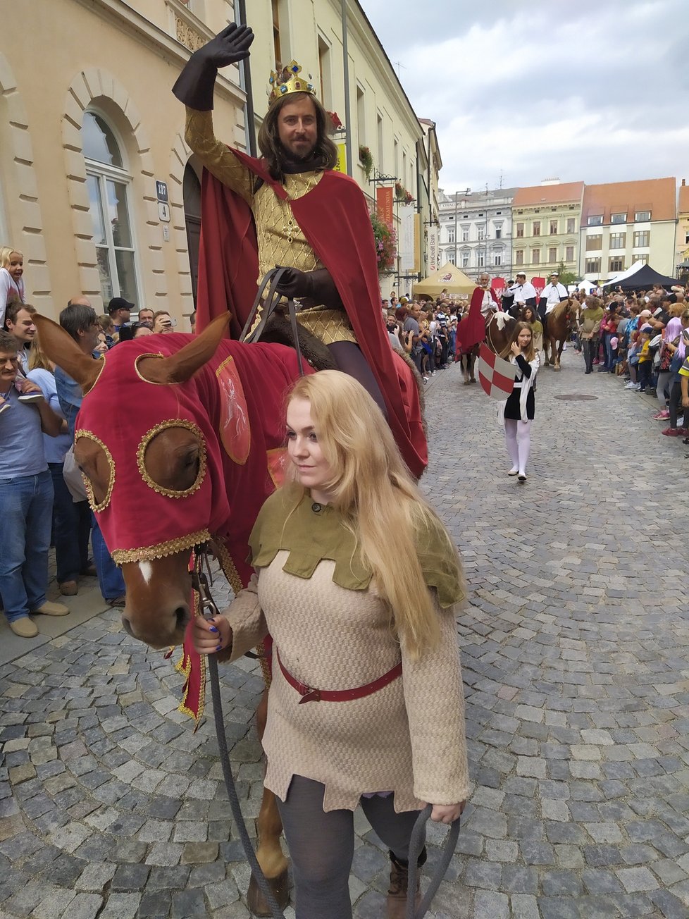 Herec Miroslav Hrabě coby český král Jan Lucemburský projíždí ulicemi Znojma.