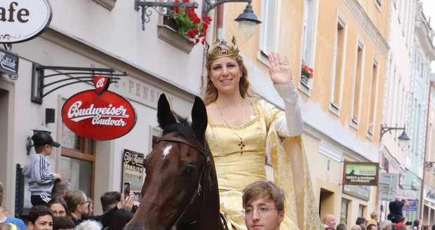 Do Znojma se po dvouleté odmlce vrátil král Jan Lucemburský s chotí Eliškou Přemyslovnou.