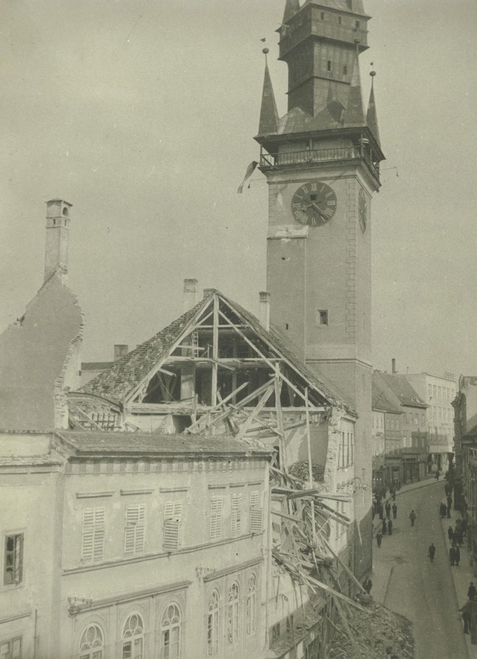 Poškození budovy staré radnice po sovětském náletu 20. dubna 1945.