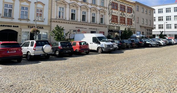 Na Horním náěmstí ve Znojmě je možné parkovat maximálně 2 hodiny. Na Horním náěmstí ve Znojmě je možné parkovat maximálně 2 hodiny.