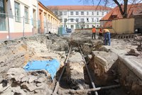 Znojemský pivovar skrýval tajemství: Archeologové tu vykopali vstupní bránu hradu