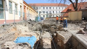 Archeologové pokračují ve vykopávkách v areálu někdejšího pivovaru Hostan, kde chce znojemská radnice položit nové inženýrské sítě. Vykopali například základy vstupní brány do znojemského hradu.