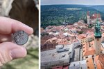 Znojmo nechalo narazit z plechů radniční věže (zelená střecha) repliky původních Znojemských peněz.