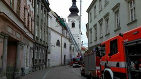 Hasiči a zdravotníci resuscitovali muže na střeše kostela ve Znojmě.   