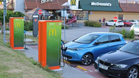 Pokud chce EU splnit klimatické cíle, musí do 10 let postavit téměř 3 miliony nabíječek