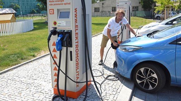 Popularita elektromobilů je v Evropě na vzestupu, zájem o diesely naopak klesá