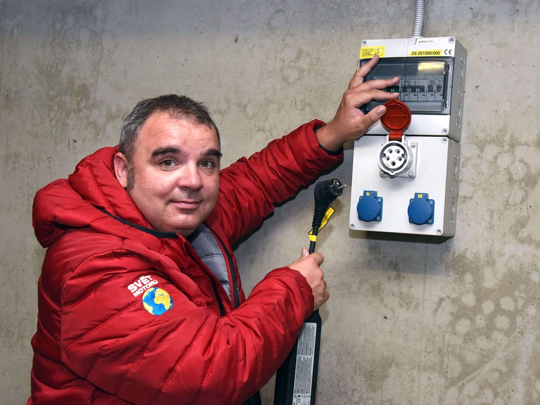 Na začátku dlouhodobého testu jsme poznamenali, že jsme k vozu zatím nedostali kabel pro domácí nabíjení ze 400V třífázové zásuvky, kterou máme v redakční garáži k dispozici. Bohužel kabel nedostaneme nikdy, výrobce ho nedodává.