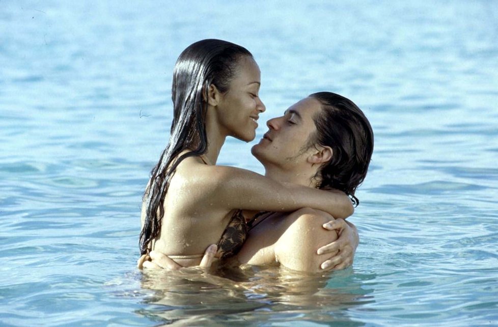 Zoe Saldana a Orlando Bloom si společně zahráli ve filmu Ztracený ráj. Natáčení byl po celou dobu přítomen hereččin přítel, a tak se líbací scény nesly v rozporuplném duchu.