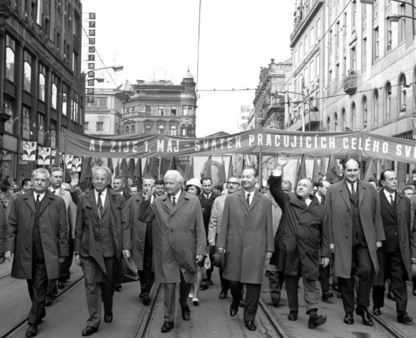 Ludvík Svoboda kráčí jako prezident v čele prvomájového průvodu v květnu 1968. Po jeho pravici Gustáv Husák.