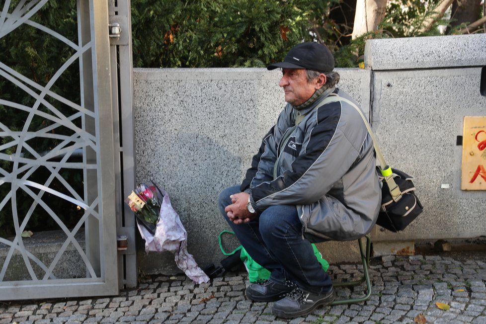 První člověk, který se přišel na zítra rozloučit s Karlem Gottem na Žofíně