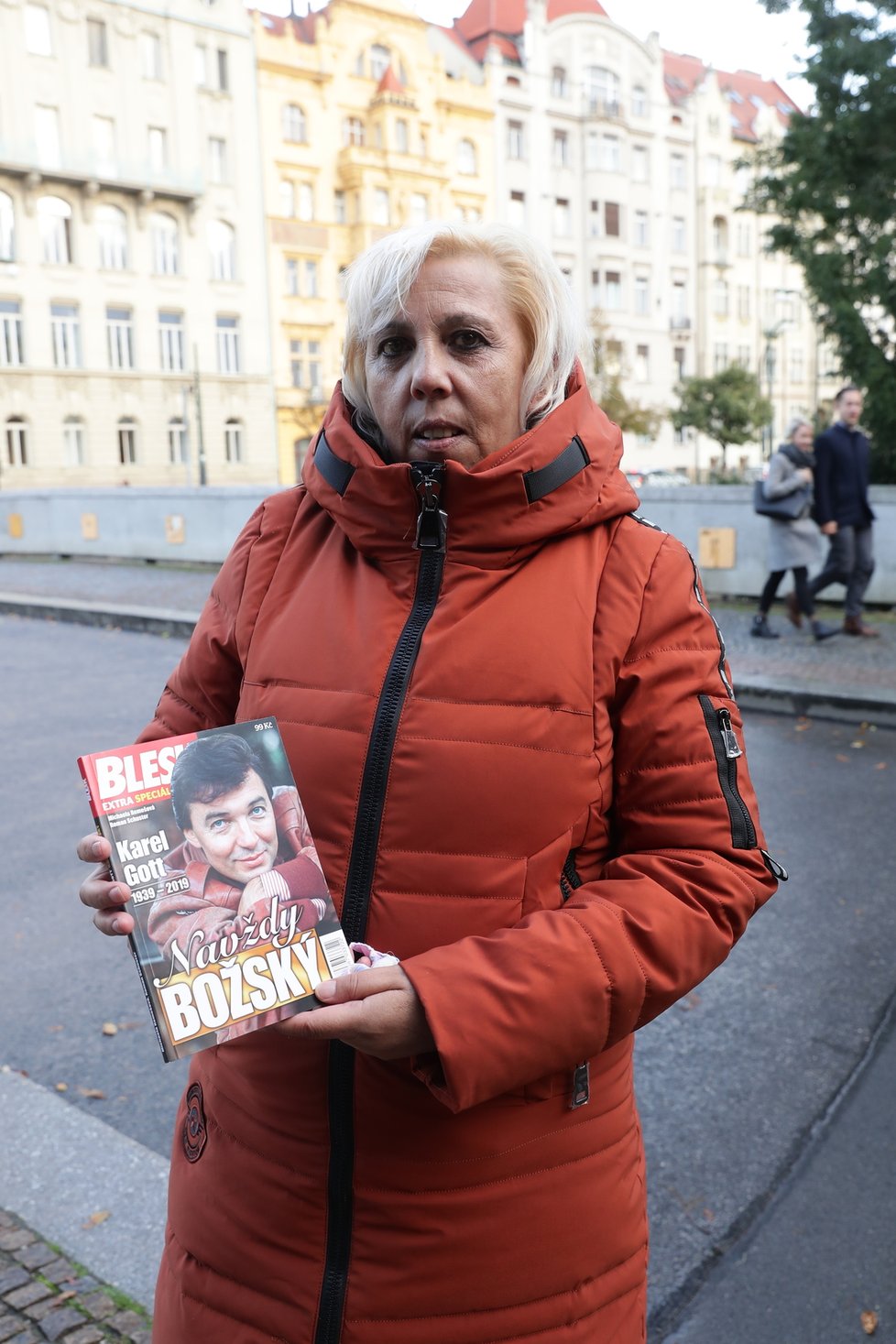 Fanynka čekající na Žofíně si zakoupila speciální knihu Blesku o Karlu Gottovi