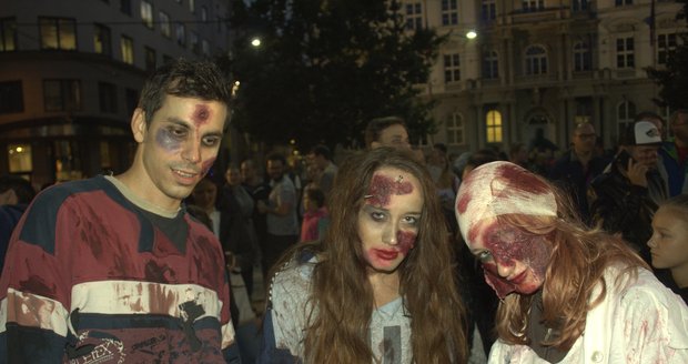Spousta krve, slizu, a mrtvolně bílých obličejů na Zombie Walk Brno.