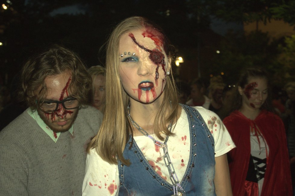 Brňané v kostýmech zombií z filmů, seriálů, videoher a knih při své cestě moravskou metropolí.