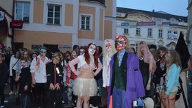 Pochod oživlých mrtvol vyrazil společně z historického centra Hradce