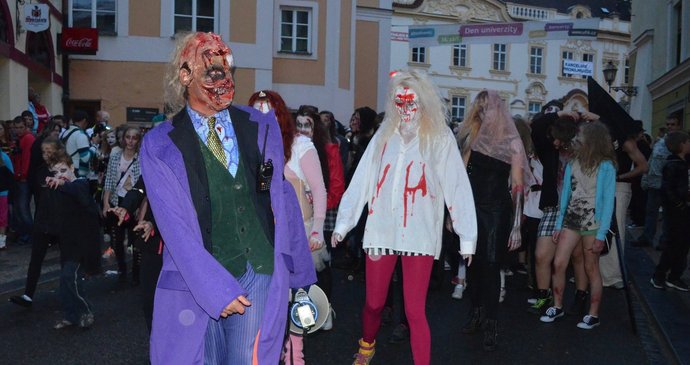 Pochod oživlých mrtvol vyrazil společně z historického centra Hradce