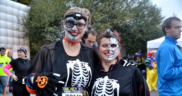 Krvaví lidé s bílými tvářemi na Vítkově. Závod Zombie Run přilákal vášnivé běžce.