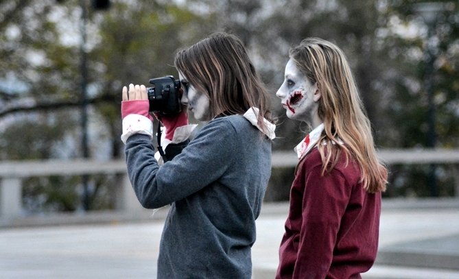 Krvaví lidé s bílými tvářemi na Vítkově. Závod Zombie Run přilákal vášnivé běžce.