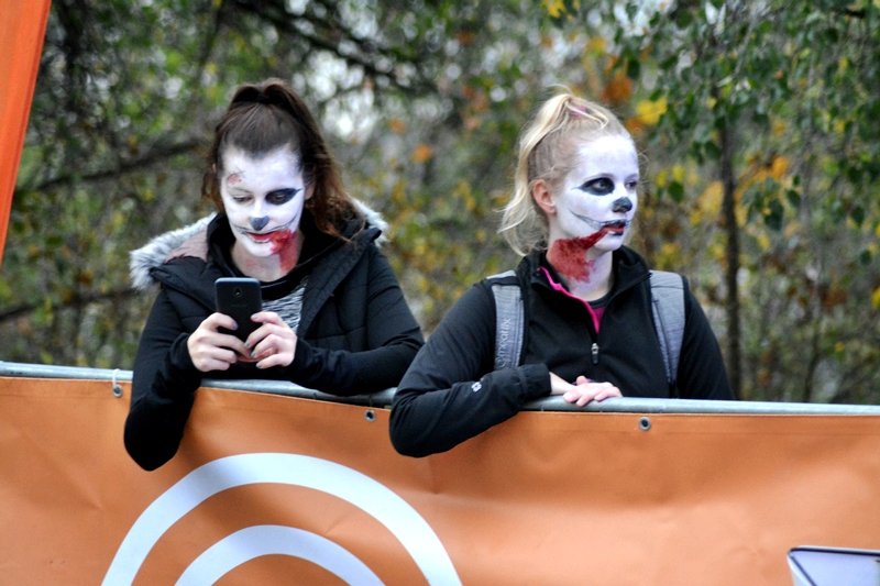 Krvaví lidé s bílými tvářemi na Vítkově. Závod Zombie Run přilákal vášnivé běžce.