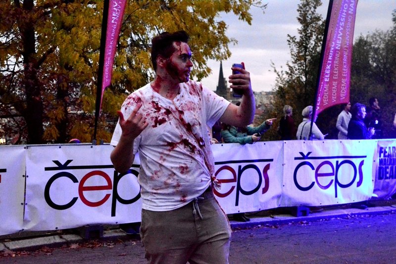 Krvaví lidé s bílými tvářemi na Vítkově. Závod Zombie Run přilákal vášnivé běžce.