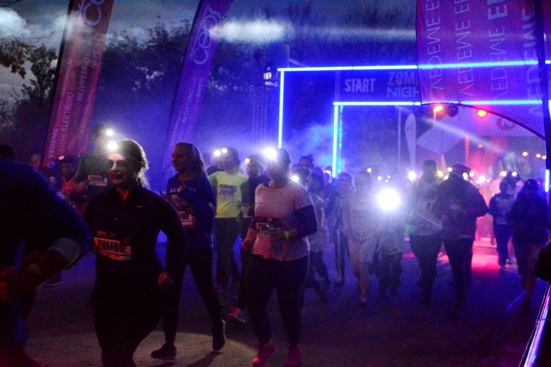 Krvaví lidé s bílými tvářemi na Vítkově. Závod Zombie Run přilákal vášnivé běžce.