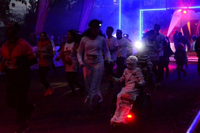 Krvaví lidé s bílými tvářemi na Vítkově. Závod Zombie Run přilákal vášnivé běžce.