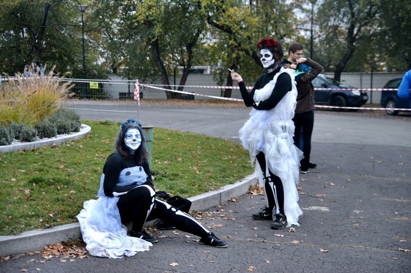 Krvaví lidé s bílými tvářemi na Vítkově. Závod Zombie Run přilákal vášnivé běžce.