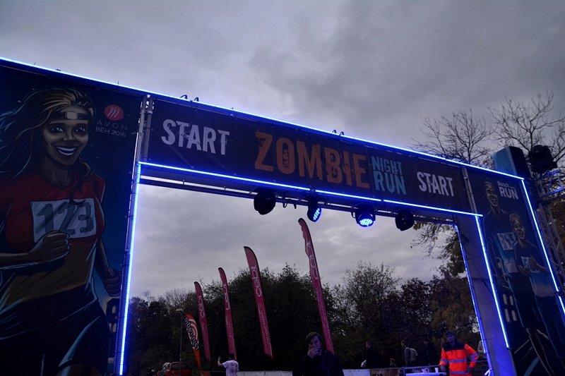 Krvaví lidé s bílými tvářemi na Vítkově. Závod Zombie Run přilákal vášnivé běžce.