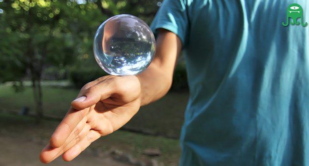 Kontaktní žonglování: Neuvěřitelné triky s magickou koulí