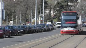 Situace kolem parkování byla neúnosná také v Podolí u tramvaje číslo 17, s tím je teď konec.