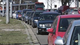 Výdej parkovacích oprávnění pro nové zóny v Praze 4 se během července bude měnit.