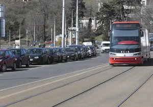 Situace kolem parkování byla neúnosná také v Podolí u tramvaje číslo 17, s tím je teď konec.