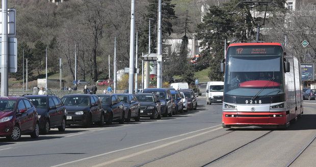 V Praze 4 začínají platit modré zóny. Lemují metro a řeku, budou se rozšiřovat